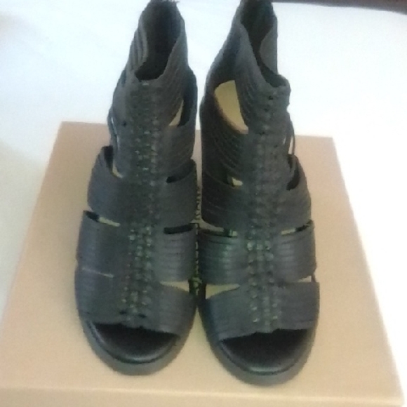 Lucky Brand Black Strappy Women's Sandals - Picture 1 of 6